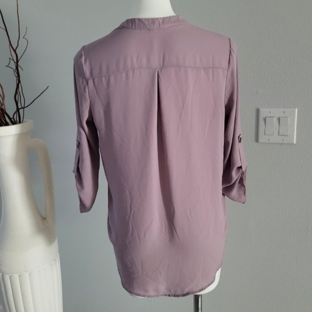 Lush Dusty Mauve Roll Tab Sleeve Split V-Neck Blouse Lavender Relaxed Fit MED - Picture 3 of 4